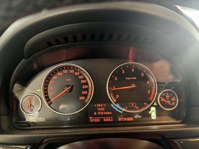 BMW 528i. 2000cc 渦輪高馬力 ,車漂亮到現在陳老闆留著當日常代步車。  第8張相片