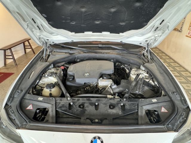 BMW 528i. 2000cc 渦輪高馬力 ,車漂亮到現在陳老闆留著當日常代步車。  第10張相片