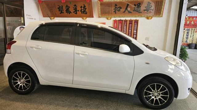 2011年 Yaris 車況非常好 ，最美麗的白色 ，經濟實惠 ，是你最佳的代步車~歡迎來電預約賞車~  第4張相片
