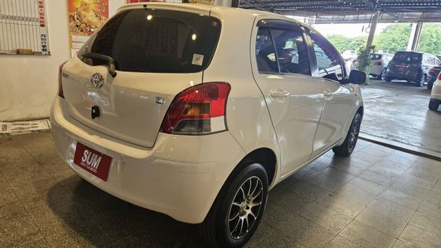 2011年 Yaris 車況非常好 ，最美麗的白色 ，經濟實惠 ，是你最佳的代步車~歡迎來電預約賞車~  第5張相片