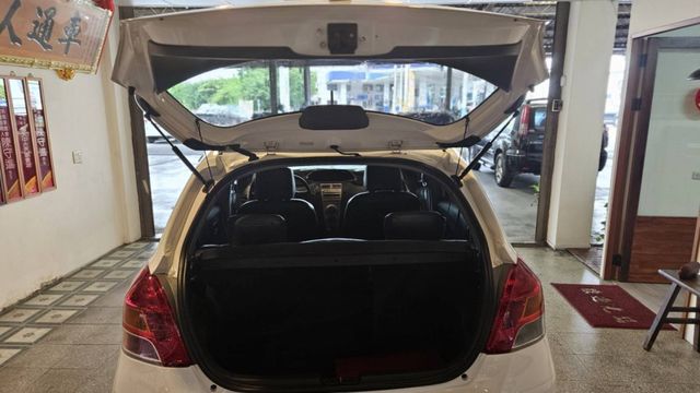 2011年 Yaris 車況非常好 ，最美麗的白色 ，經濟實惠 ，是你最佳的代步車~歡迎來電預約賞車~  第8張相片