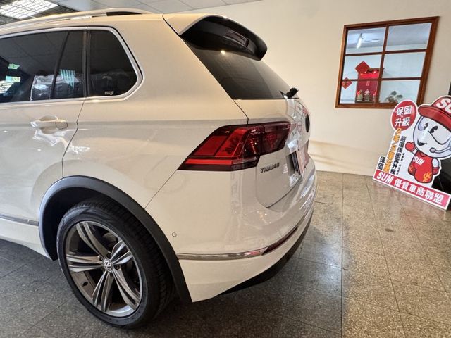 2017年Tiguan R-Line外觀，9.5萬km一手車，帥氣大包 ACC 電動尾門等高規配備，車況優 值得擁有！  第4張相片