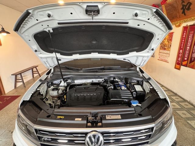 2017年Tiguan R-Line外觀，9.5萬km一手車，帥氣大包 ACC 電動尾門等高規配備，車況優 值得擁有！  第5張相片