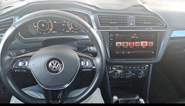 2017年Tiguan R-Line外觀，9.5萬km一手車，帥氣大包 ACC 電動尾門等高規配備，車況優 值得擁有！  第7張相片