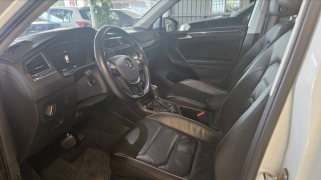 2017年Tiguan R-Line外觀，9.5萬km一手車，帥氣大包 ACC 電動尾門等高規配備，車況優 值得擁有！  第8張相片