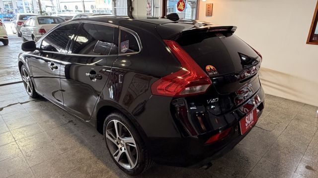 【歐洲最安全的五門車】V40｜ACC 跟車｜車道偏移｜稅金 1500cc 省荷包。舒適、科技配備齊全｜冷氣壓縮機已更新  第4張相片