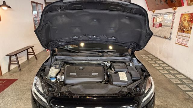 【歐洲最安全的五門車】V40｜ACC 跟車｜車道偏移｜稅金 1500cc 省荷包。舒適、科技配備齊全｜冷氣壓縮機已更新  第8張相片