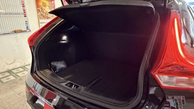 【歐洲最安全的五門車】V40｜ACC 跟車｜車道偏移｜稅金 1500cc 省荷包。舒適、科技配備齊全｜冷氣壓縮機已更新  第10張相片