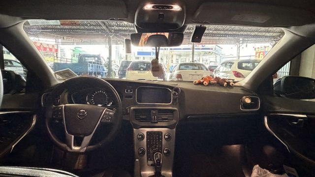 【歐洲最安全的五門車】V40｜ACC 跟車｜車道偏移｜稅金 1500cc 省荷包。舒適、科技配備齊全｜冷氣壓縮機已更新  第12張相片