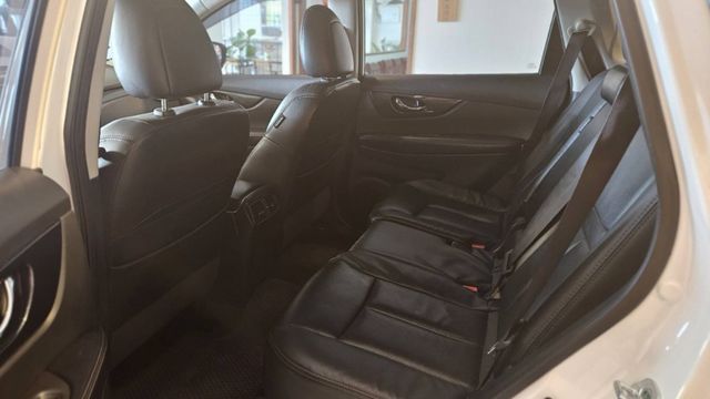 日產 X-Trail 2.0 ，CP值高，便宜入手，一手車， 內外如新， 車況佳，最漂亮的白色，少跑8萬3仟  第12張相片