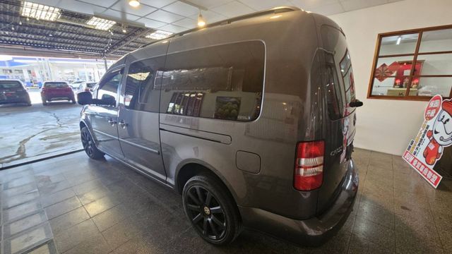 歐系平價休旅車，七人座 ，柴油，省油好開 ，前車主整理得很好。露營 ，家庭用車最適宜  第4張相片