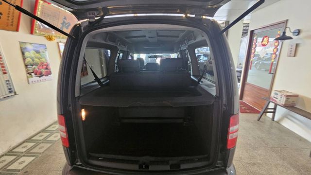 歐系平價休旅車，七人座 ，柴油，省油好開 ，前車主整理得很好。露營 ，家庭用車最適宜  第7張相片