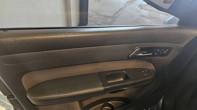 歐系平價休旅車，七人座 ，柴油，省油好開 ，前車主整理得很好。露營 ，家庭用車最適宜  第11張相片