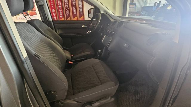 歐系平價休旅車，七人座 ，柴油，省油好開 ，前車主整理得很好。露營 ，家庭用車最適宜  第13張相片