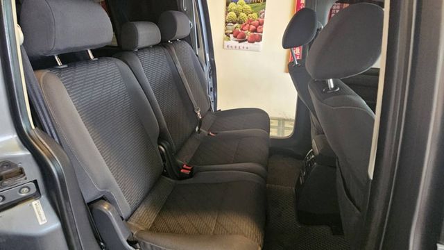 歐系平價休旅車，七人座 ，柴油，省油好開 ，前車主整理得很好。露營 ，家庭用車最適宜  第14張相片