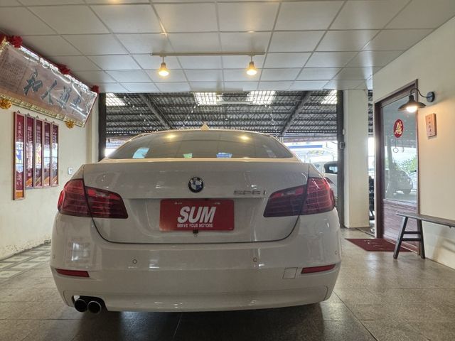 BMW 528i. 2000cc 渦輪高馬力 ,車漂亮到現在陳老闆留著當日常代步車。  第2張相片