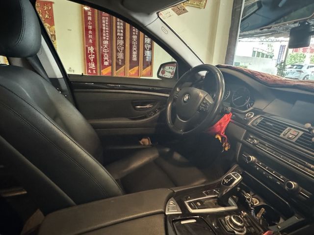 BMW 528i. 2000cc 渦輪高馬力 ,車漂亮到現在陳老闆留著當日常代步車。  第6張相片