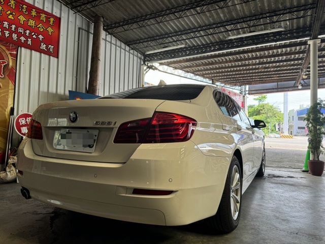 BMW 528i. 2000cc 渦輪高馬力 ,車漂亮到現在陳老闆留著當日常代步車。  第15張相片