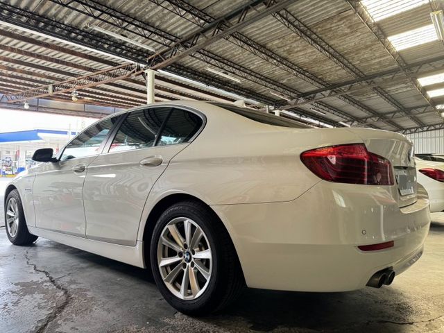 BMW 528i. 2000cc 渦輪高馬力 ,車漂亮到現在陳老闆留著當日常代步車。  第16張相片