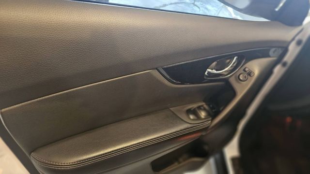 日產 X-Trail 2.0 ，CP值高，便宜入手，一手車， 內外如新， 車況佳，最漂亮的白色，少跑8萬3仟  第11張相片