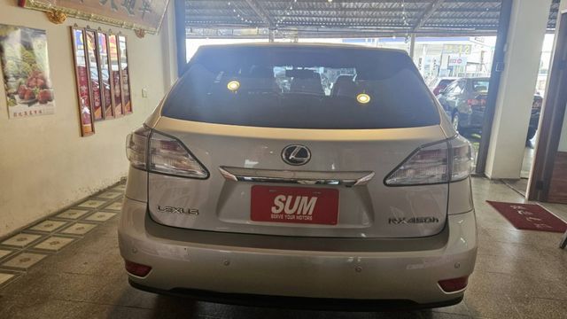 大電池剛換一年多。Lexus 旗艦質感、超大空間、車況穩定，給家人最安心的入主首選。  第4張相片