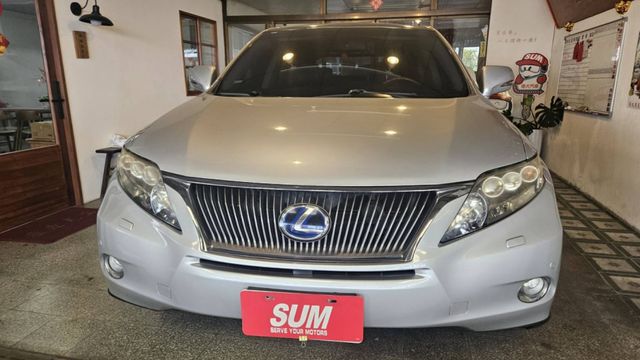 大電池剛換一年多。Lexus 旗艦質感、超大空間、車況穩定，給家人最安心的入主首選。  第8張相片