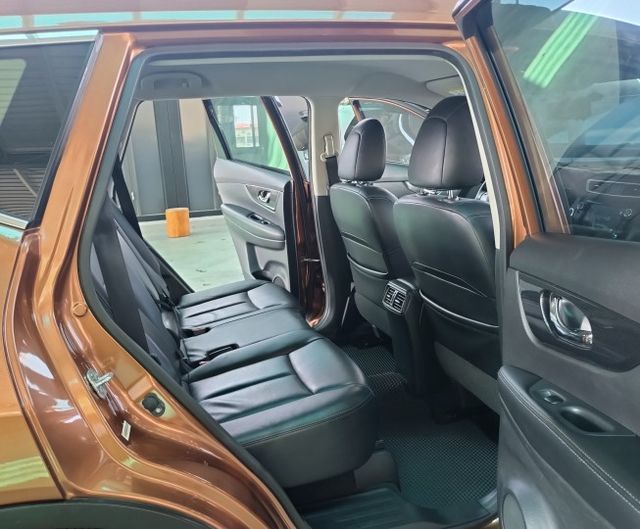 一手車 ! ikey、雙區恆溫、原廠影音系統、原廠保養只跑10萬多公里!  第9張相片