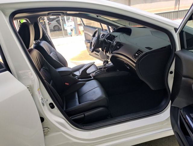 一手車頂級VTi-S ! 天窗、恆溫、4安、HID、循跡防滑、原廠影音系統 !  第6張相片