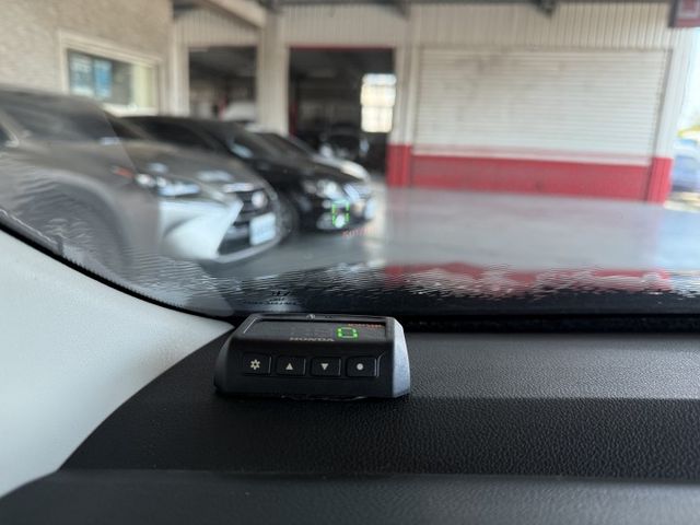 2.4VTI-S版/盲點監視/倒車顯影/光感HID頭燈/電動天窗/換檔撥片/抬頭顯示器/循跡防滑  第14張相片