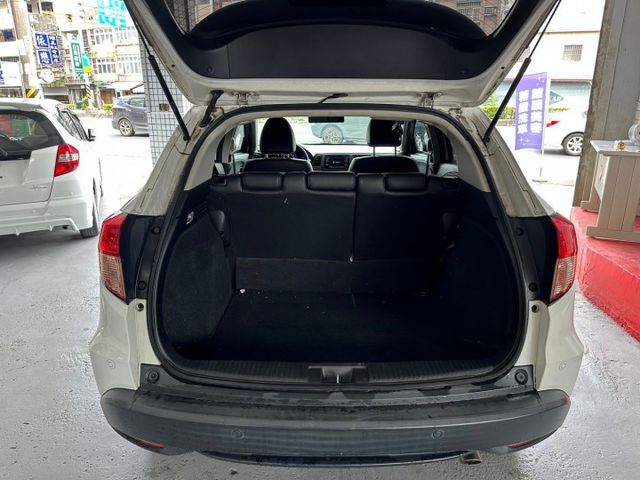 2018年HR-V VTI-S版 新世代跨界跑旅最佳車款 融合SUV特有的強健與安全感 舒適性極佳 里程保證  第12張相片