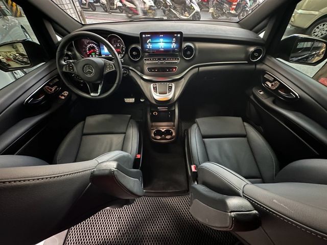 2024年V250D 豪華又霸氣商務車 家庭出遊車 內部寬敞 高效的柴油引擎 全面安全科技配備 僅跑1萬公里 原廠保固中  第9張相片