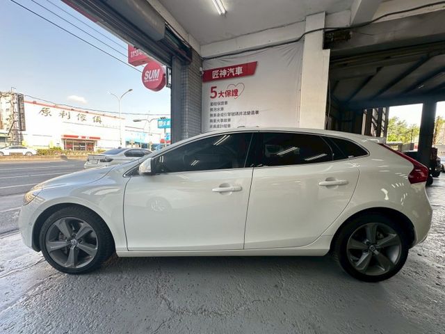2015年V40 T3旗艦版 原鈑件 一手車 全景天窗/免鑰匙系統/ACC跟車/盲點偵測 認證車 里程保證  第6張相片