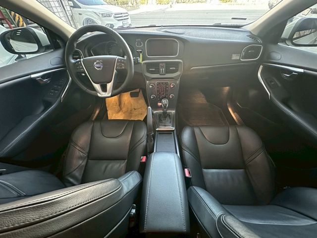 2015年V40 T3旗艦版 原鈑件 一手車 全景天窗/免鑰匙系統/ACC跟車/盲點偵測 認證車 里程保證  第9張相片
