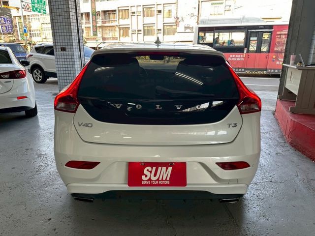 2015年V40 T3旗艦版 原鈑件 一手車 全景天窗/免鑰匙系統/ACC跟車/盲點偵測 認證車 里程保證  第17張相片