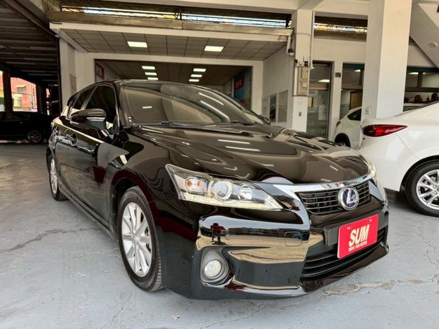 2013年CT200H 油電豪華版 原鈑件 認證車 已於6.6萬公里預防性更換大電池 雙前電熱椅 里程跑少  第2張相片