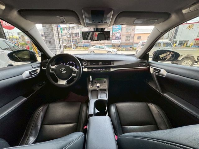 2013年CT200H 油電豪華版 原鈑件 認證車 已於6.6萬公里預防性更換大電池 雙前電熱椅 里程跑少  第8張相片