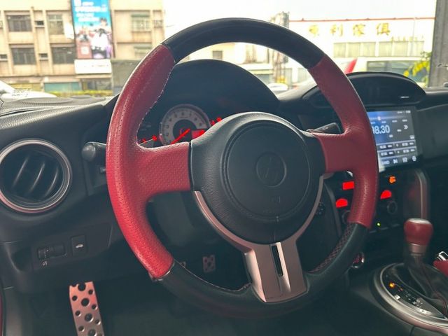 2013年GT86 AERO版 雙門跑車保值神車 妥善率超高 完美車身比例 原鈑件 認證車  升級Akrapovic閥門  第8張相片