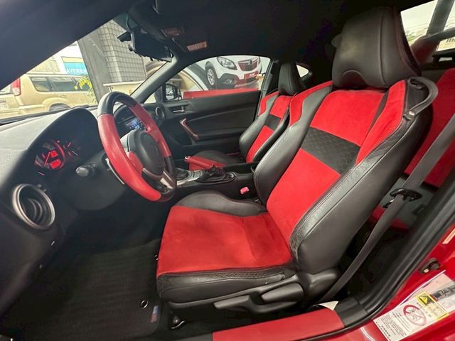 2013年GT86 AERO版 雙門跑車保值神車 妥善率超高 完美車身比例 原鈑件 認證車  升級Akrapovic閥門  第11張相片