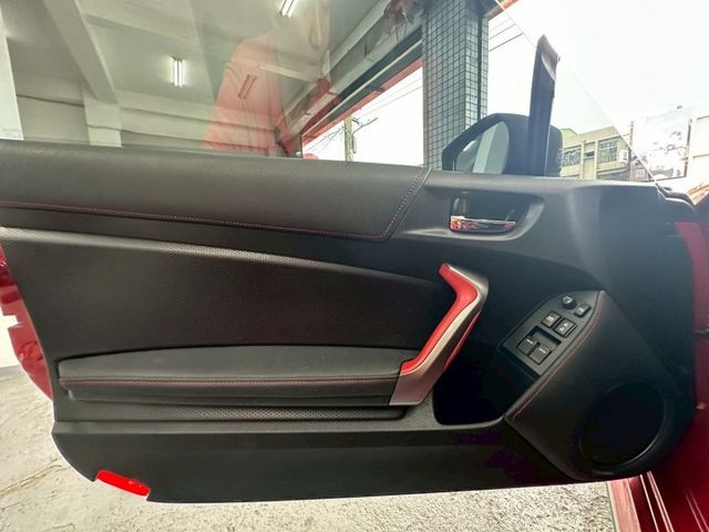 2013年GT86 AERO版 雙門跑車保值神車 妥善率超高 完美車身比例 原鈑件 認證車  升級Akrapovic閥門  第13張相片