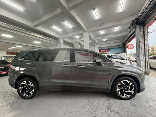 2023年CUSTIN 高階GLT-B7人座 原鈑件 認證車 吸頂大螢幕電視/3D卡扣地毯/防碰撞輔助/雙電動滑門  第5張相片