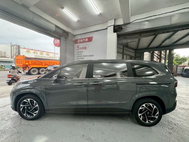 2023年CUSTIN 高階GLT-B7人座 原鈑件 認證車 吸頂大螢幕電視/3D卡扣地毯/防碰撞輔助/雙電動滑門  第6張相片