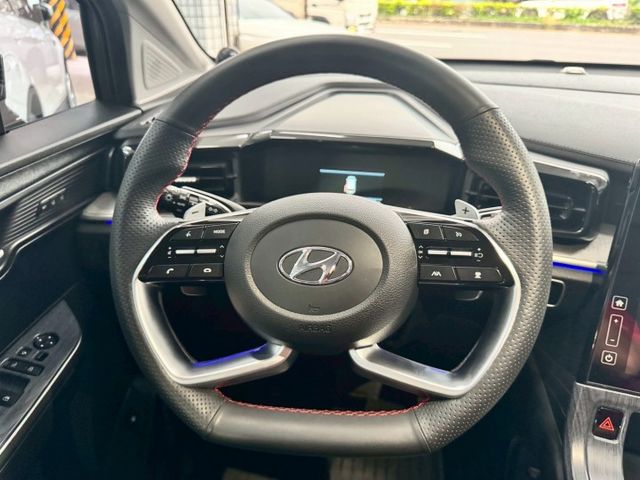 2023年CUSTIN 高階GLT-B7人座 原鈑件 認證車 吸頂大螢幕電視/3D卡扣地毯/防碰撞輔助/雙電動滑門  第8張相片