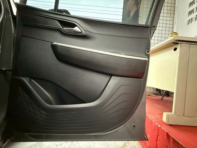 2023年CUSTIN 高階GLT-B7人座 原鈑件 認證車 吸頂大螢幕電視/3D卡扣地毯/防碰撞輔助/雙電動滑門  第14張相片
