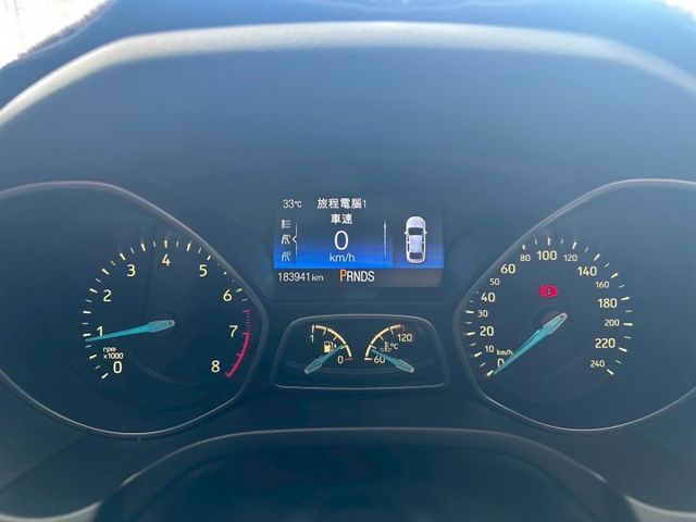 2016年FOCUS 5D汽油時尚型 時尚掀背 安全靈活 適合日常通勤與小家庭車款首選 認證車 里程保證  第5張相片