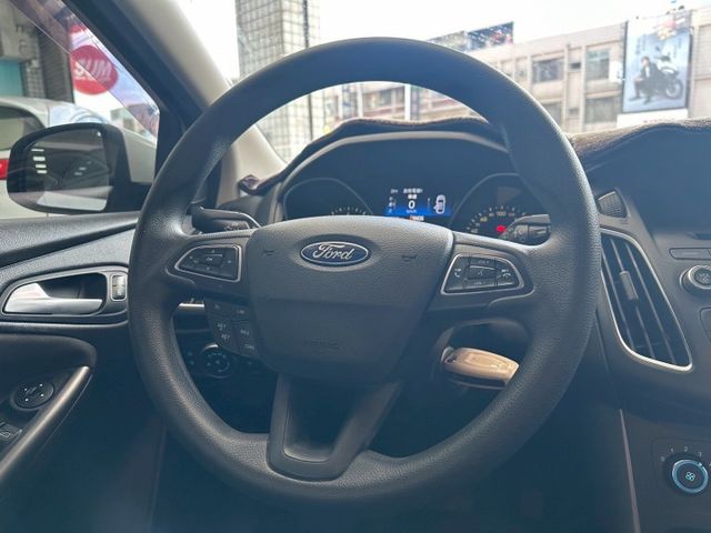 2016年FOCUS 5D汽油時尚型 時尚掀背 安全靈活 適合日常通勤與小家庭車款首選 認證車 里程保證  第6張相片