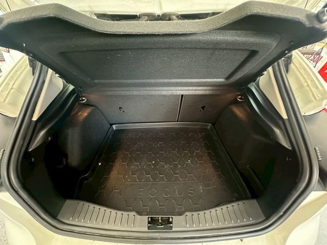 2016年FOCUS 5D汽油時尚型 時尚掀背 安全靈活 適合日常通勤與小家庭車款首選 認證車 里程保證  第11張相片