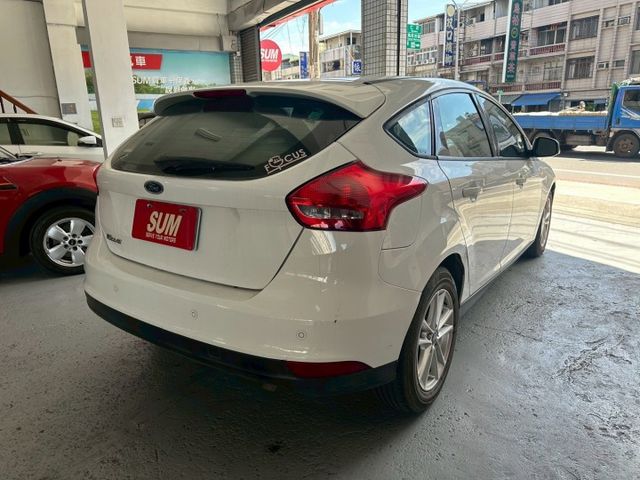 2016年FOCUS 5D汽油時尚型 時尚掀背 安全靈活 適合日常通勤與小家庭車款首選 認證車 里程保證  第12張相片