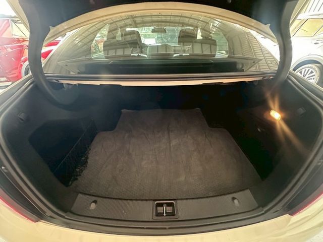 2011年C200 入門豪華轎車熱門首選 經典耐看又有型 原鈑件 認證車 電動天窗/雙電動記憶椅/HID  第16張相片