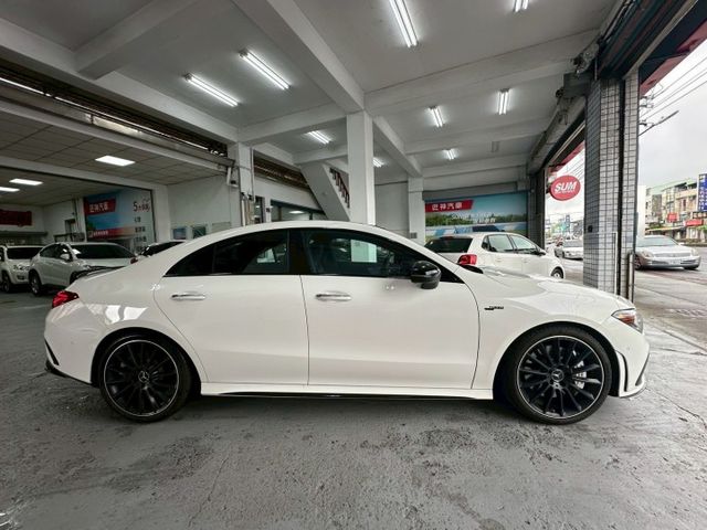 2023年CLA35 AMG2.0 4WD 潮流轎跑 認證車 原鈑件 AMG麂皮方向盤/19吋夜色鋁圈/空力套件  第5張相片