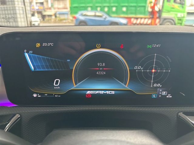 2023年CLA35 AMG2.0 4WD 潮流轎跑 認證車 原鈑件 AMG麂皮方向盤/19吋夜色鋁圈/空力套件  第7張相片